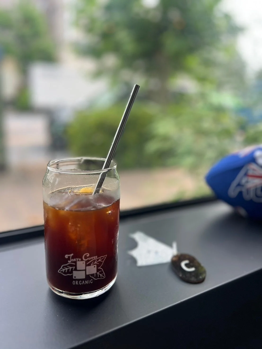 窓辺で楽しむ［&:C］tokyo coffeeのアイスコーヒー