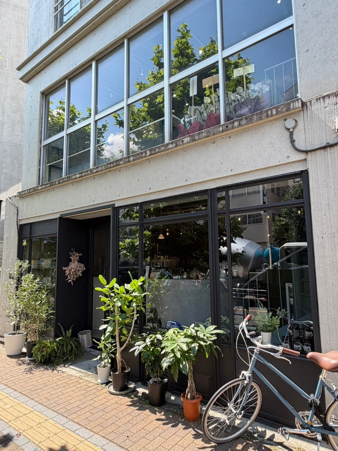 ［&:C］tokyo coffeeの道路に面した店舗外観
